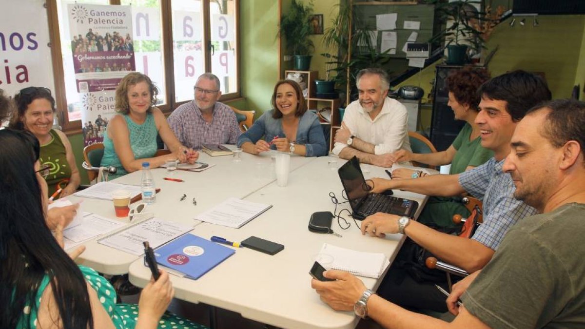 La candidata a la Alcaldía de Palencia por el PSOE, Miriam Andrés (C) y el candidato por la lista de Ganemos, Juan Gascón (2D), entre otros, antes de la reunión.-ICAL