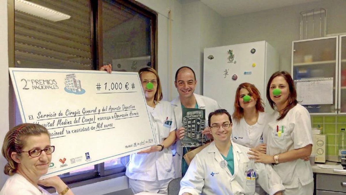 Miembros del servicio de Cirugía General de Medina del Campo junto al premio nacional recibido.-EL MUNDO