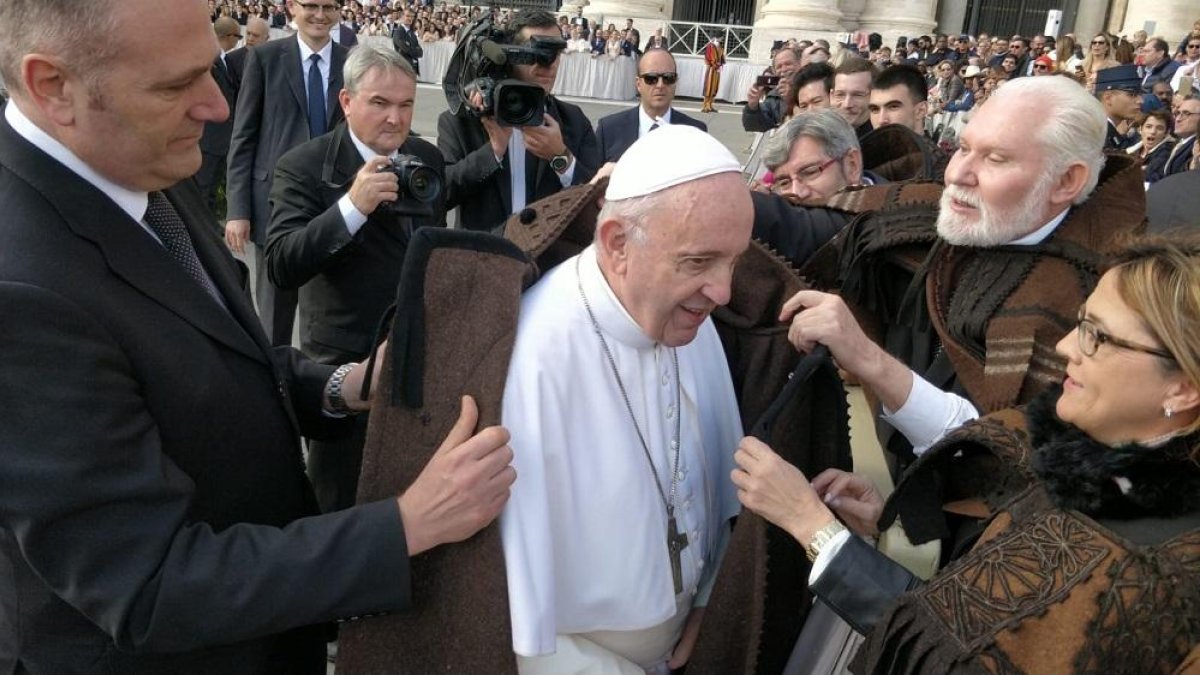 El Papa Francisco recibe la capa alistana en El Vaticano.-E. M.