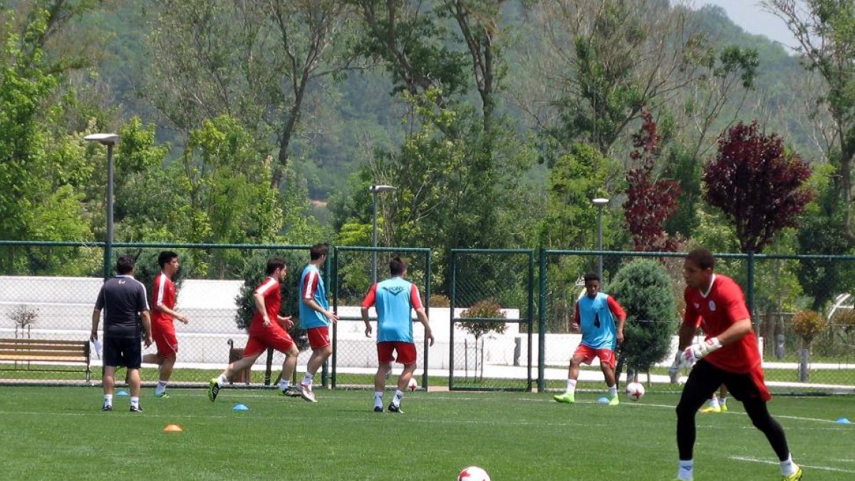 La selección Castilla y León UEFA prepara el partido ante la Región Sur de Rusia en la Copa de las Regiones de Estambul.-ICAL