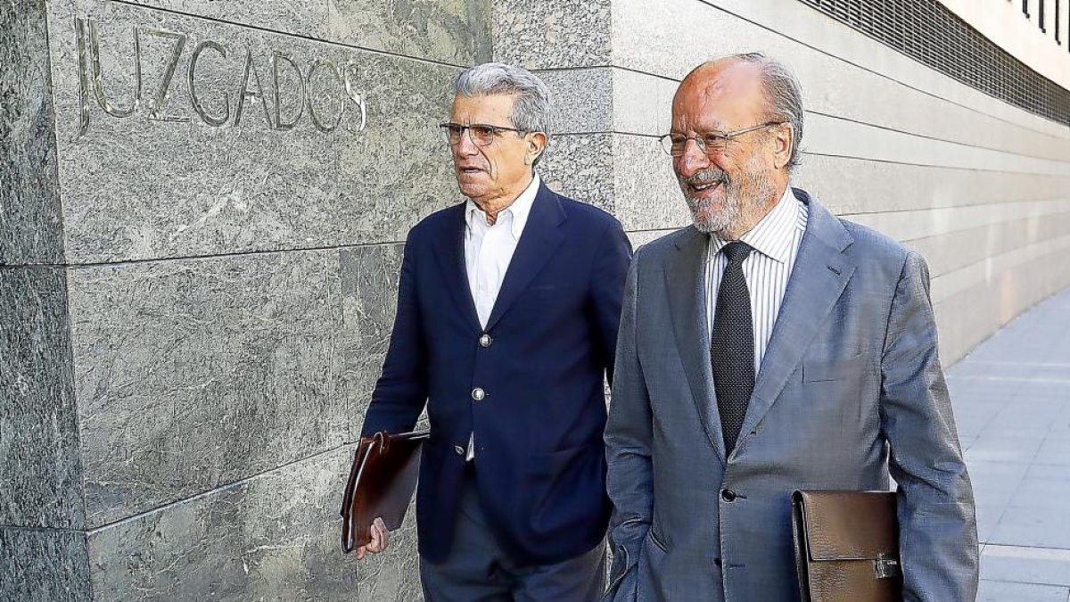 JAVIER LEÓN DE LA RIVA-J. M. LOSTAU
