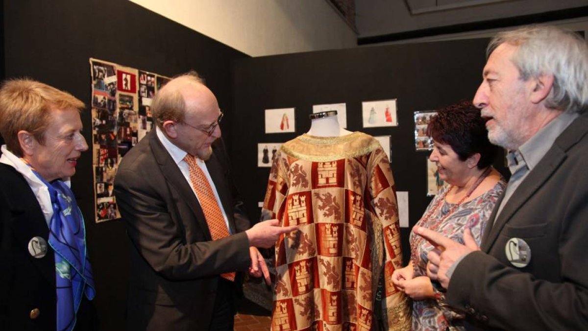 La alcaldesa de Segovia, Clara Luquero (2D), junto con el director del Muces, Eliseo de Pablos (D), inauguran la 9ª Muestra de Cine Europeo Ciudad de Segovia, acto que dará paso al concierto 'Música de cine' y las exposiciones 'Babelsberg. Ciudad de la UF-Ical