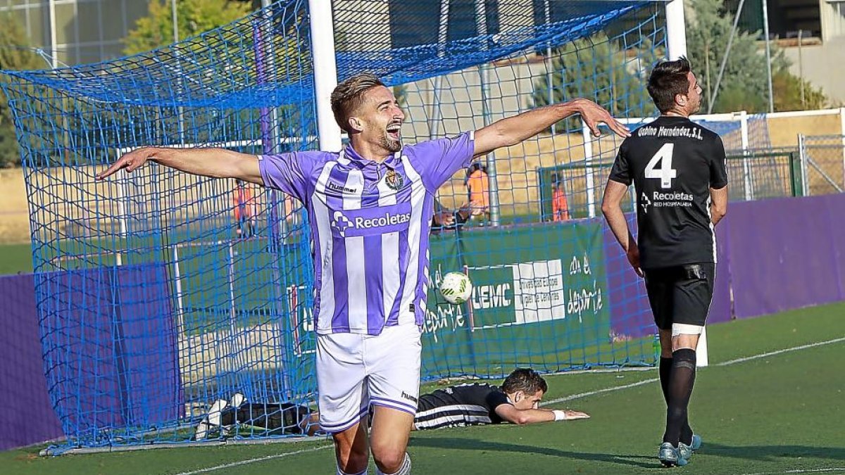 Iván Martín celebra su gol, el segundo del equipo.-J.M.LOSTAU