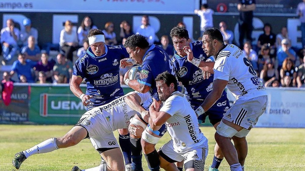 SilverStorm El Salvador internta frenar el ataque del VRACQuesos Entrepinares en el último duelo vallisoletano de la pasada temporada.-J. M. LOSTAU