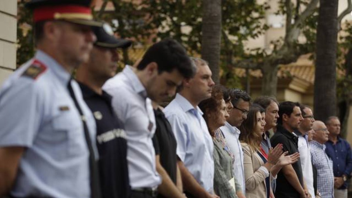 Miembros del Ayuntamiento del Castelldefels guardan un minuto de silencio para condenar la muerte de una mujer a manos de su expareja.-ALBERT BERTRAN
