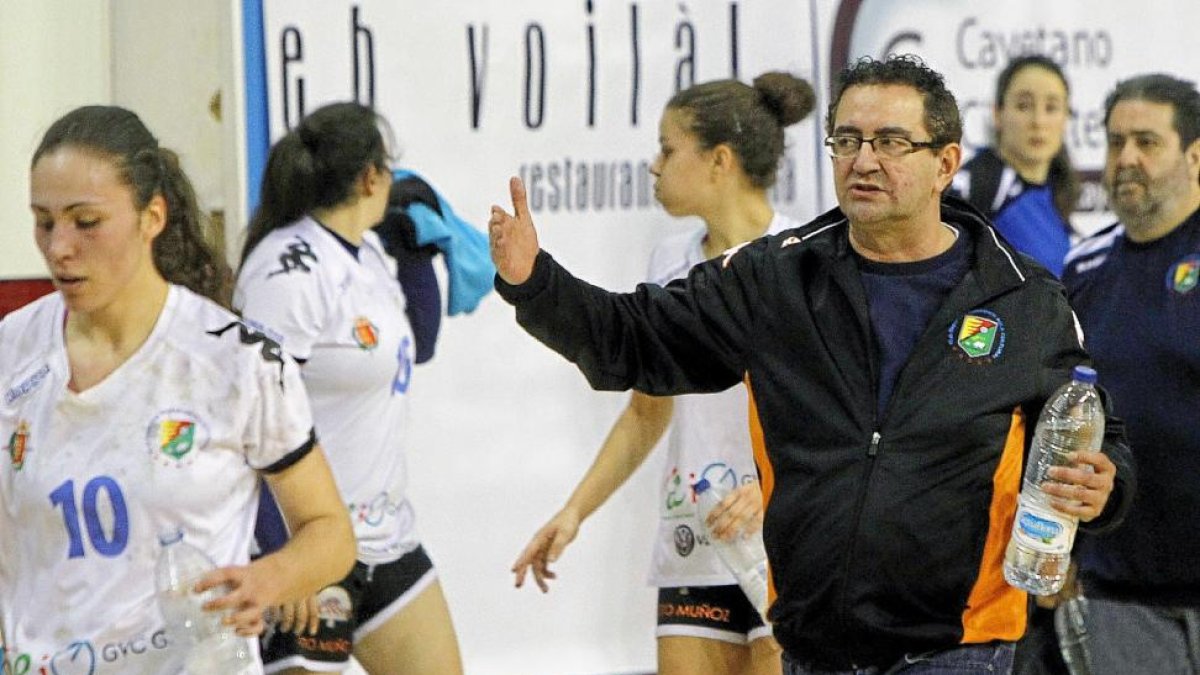 Peñas hace indicaciones a sus jugadoras en un partido.-J. M. LOSTAU