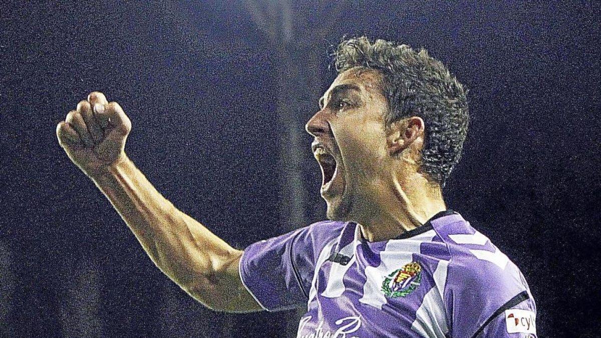Mata celebra el segundo gol del Real Valladolid el pasado sábado ante el Oviedo.-J. M. LOSTAU