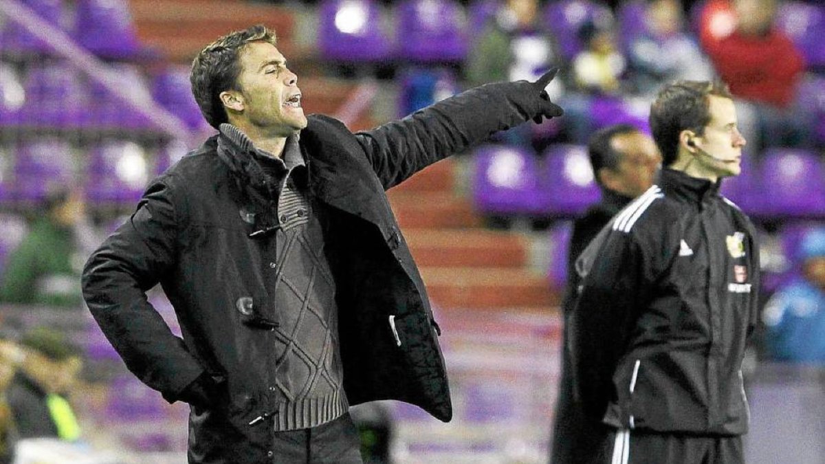 Rubi da instrucciones en un momento del partido-J.M.Lostau