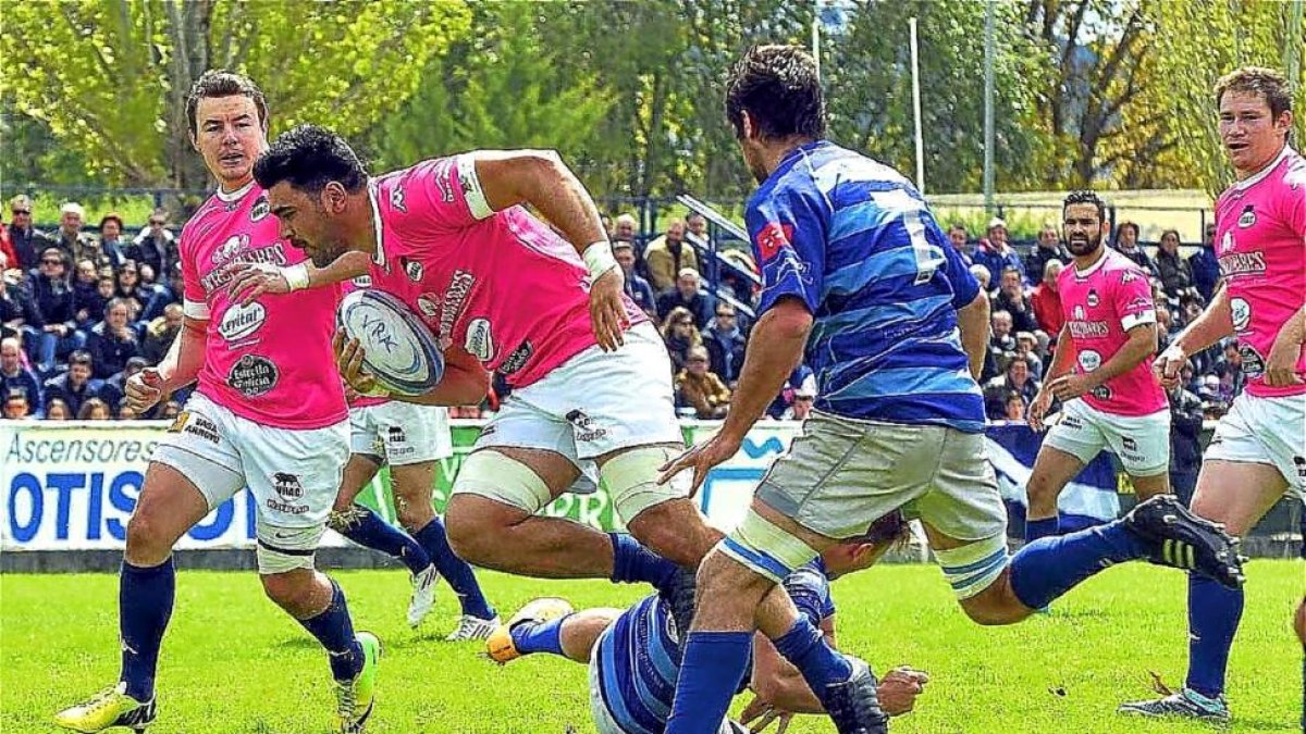 Thompson avanza con el oval en su anterior etapa en el VRAC.-JCR