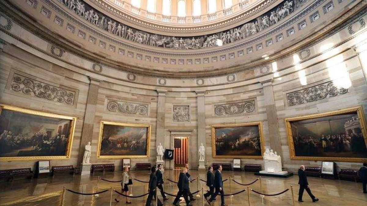 Los fiscales demócratas escenifican el inicio del ’impeachment’ en el Capitolio.-AFP
