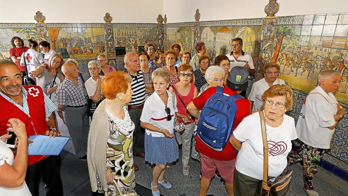 Las personas mayores participan en la primera jornada de visitas guiadas en el palacio Pimentel.-J.M. LOSTAU