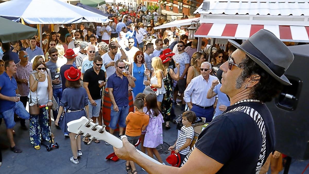 Asistentes a la Feria de Día disfrutando de un poco de música mientras dan un paseo por las diferentes casetas.-J.M. LOSTAU