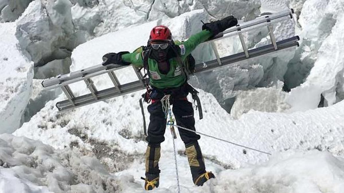 Alex Txikon ya está de nuevo en el campo base del Everest (5.250 metros), adonde llegó el sábado en helicóptero tras una semana de descanso en Kathmandú. El alpinista vasco, que aspira a convertirse en el primer extranjero que asciende al techo de mundo (-ALEX TXIKON