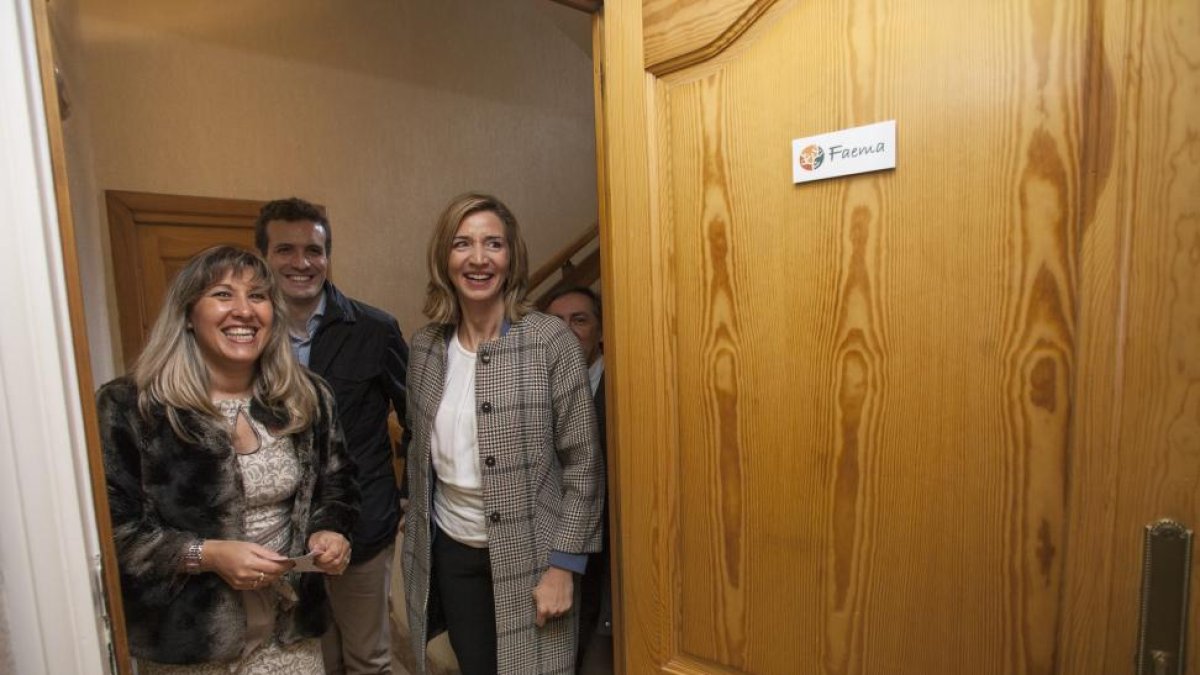 La consejera de Familia e Igualdad de Oportunidades, Alicia García, visita la nueva vivienda supervisada para personas con discapacidad por enfermedad mental 'La Rueca' de FAEMA. (I a D) La directora gerente de FAema, Inmaculada Pose; el cabeza de lista a-ICAL