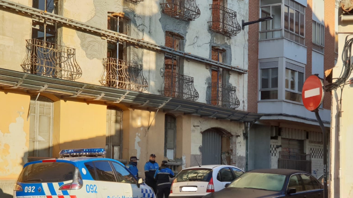 Momento en el que los agentes detienen el vehículo-POLICÍA VALLADOLID