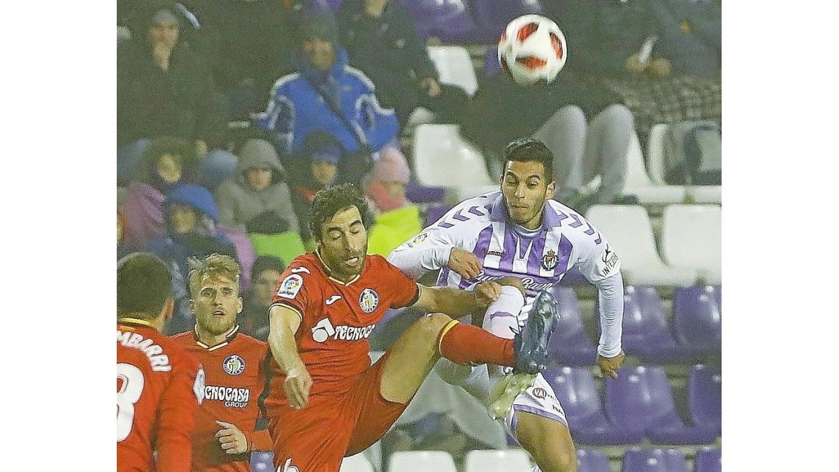 Anuar disputa el balón con el getafense Flamini, en la Copa del Rey.-J.M. LOSTAU