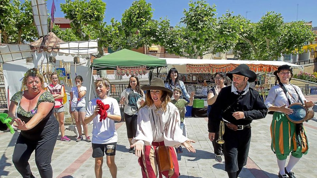 Una animadora de época al lado de Cervantes (derecha) entretiene a los visitantes.-J. M. LOSTAU