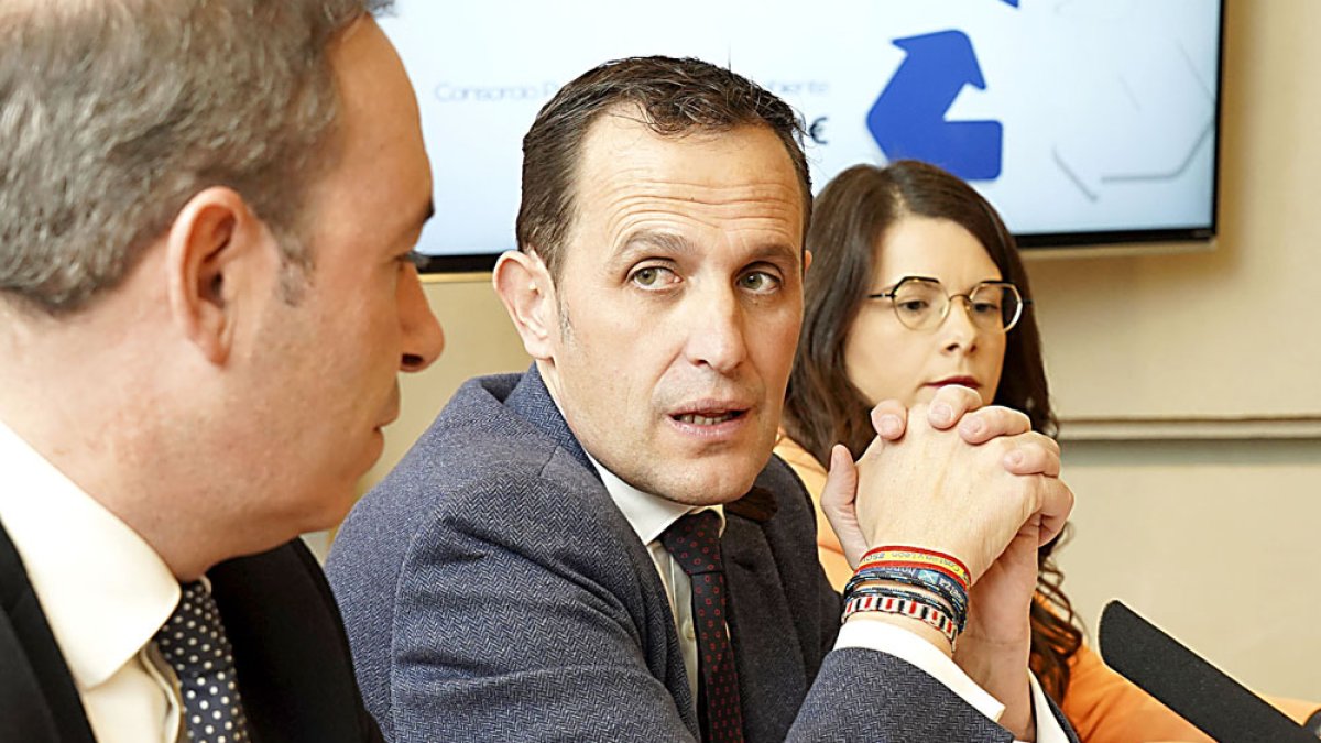 Conrado Íscar habla con Víctor Alonso en presencia de Gema Gómez este jueves, en la presentación de los Presupuestos de la Diputación de Valladolid para 2023. E. M.