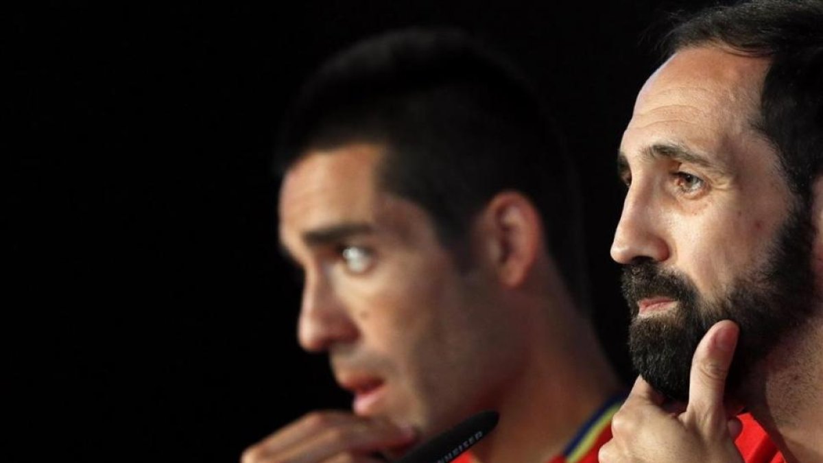 Juanfran y Bruno, en segundo término, en la concentración de España.-KAI FORSTERLING