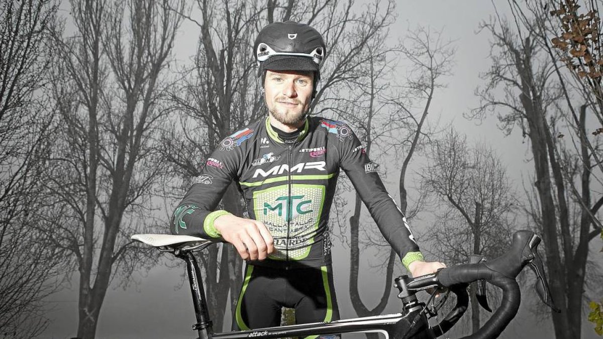 El vallisoletano Óscar Pujol posa junto a su bicicleta durante un entrenamiento en Valladolid-JOSÉ C. CASTILLO