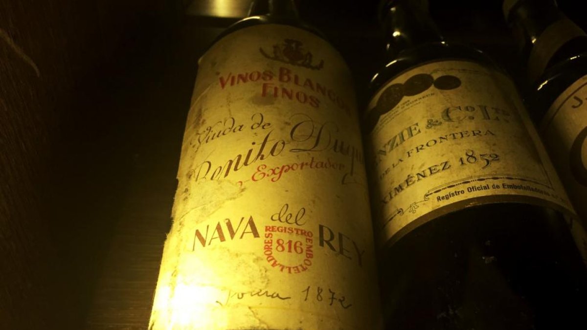 Botella de blanco fino de Benito Duque (i), que se guarda en la bodega de ReKondo (San Sebastián).-M.T.