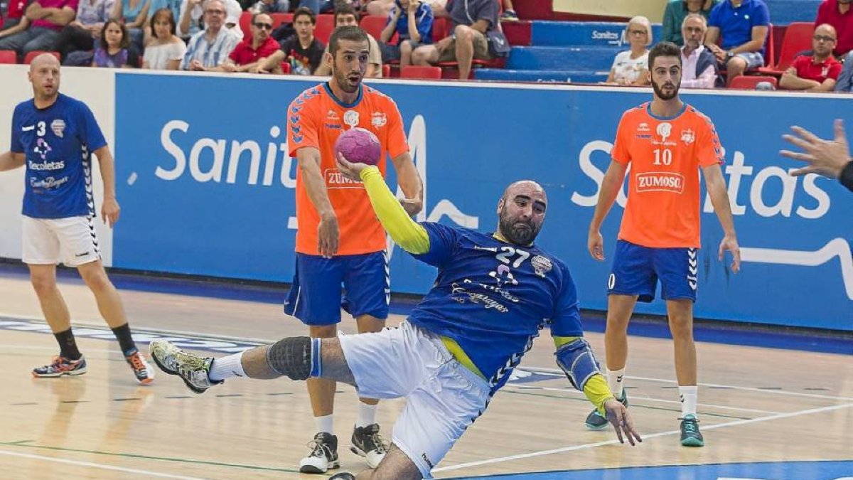 El debutante Lorasque finaliza una acción ofensiva del BMAtlético pisando dentro del área rival.-Pablo Requejo