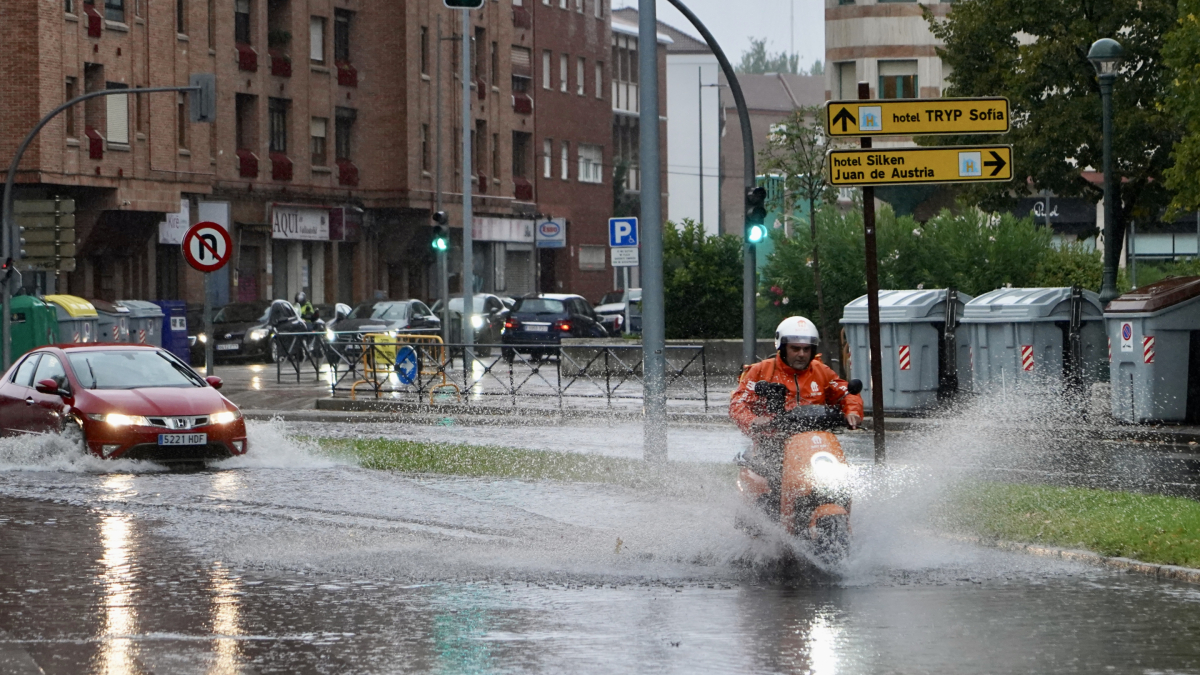 Calles anegadas por las lluvias de una DANA en Valladolid, imagen de archivo. ICAL