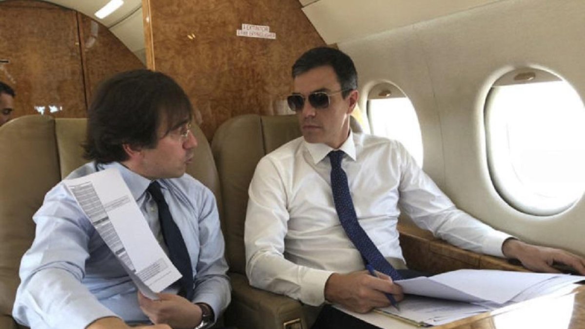 Pedro Sánchez, en el Falcon, junto a José Manuel Albares, uno de sus asesores, en un viaje oficial.-MONCLOA