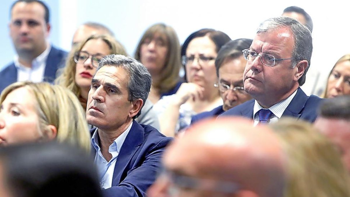 Juan José Sanz Vitorio y Antonio Silván siguen la intervención de Fernández Mañueco.-J.M.LOSTAU