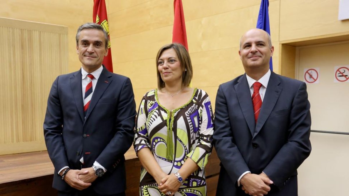 La consejera de Agricultura y Ganadería y portavoz de la Junta de Castilla y León, Milagros Marcos, preside la toma de posesión de Jorge Llorente y de Óscar Manuel Sayagués.-ICAL