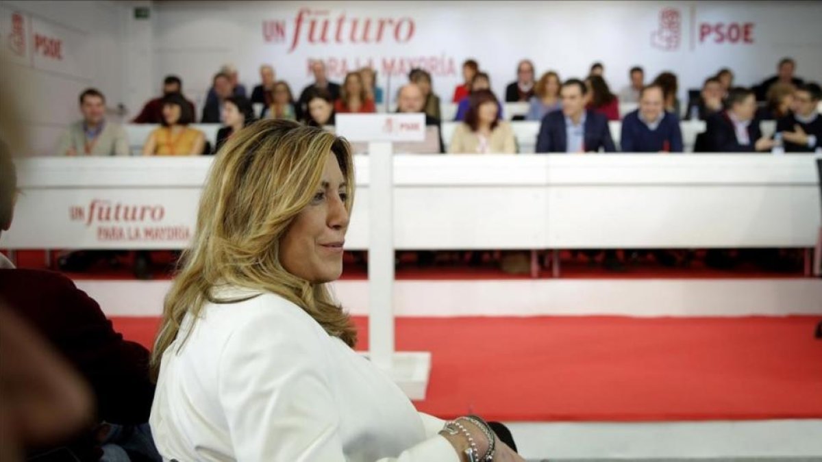 Díaz, en primer plano, con Sánchez al fondo, en el comité federal del PSOE del pasado 28 de diciembre.-JOSÉ LUIS ROCA