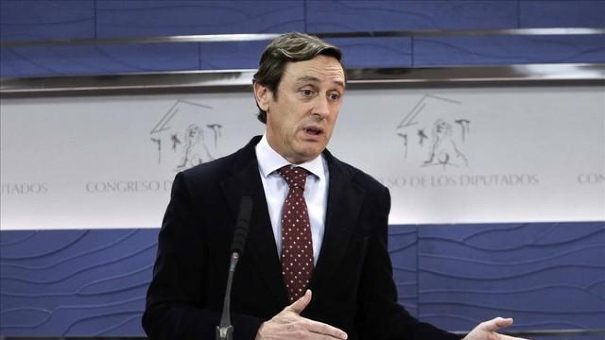 El portavoz parlamentario del PP, Rafael Hernando, en rueda de prensa en el Congreso.-Emilio Naranjo / EFE