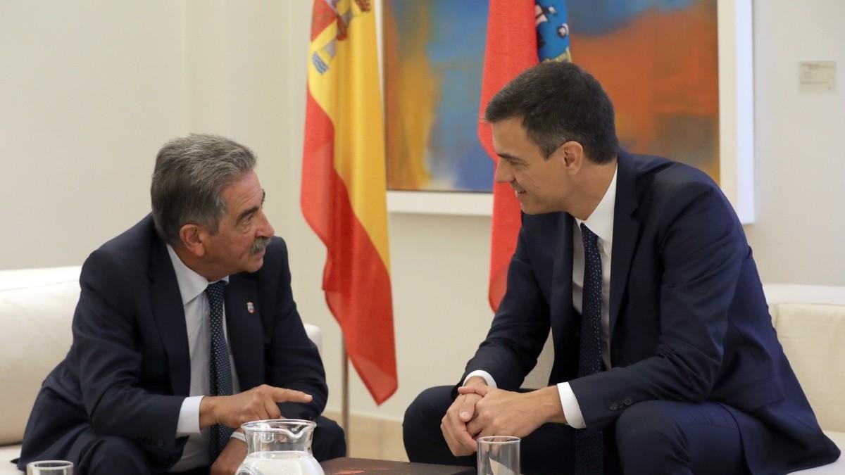 El presidente del gobierno Pedro Sánchez, durante su encuentro con el presidente de Cantabria, Miguel Ángel Revilla. /-ZIPI (EFE)