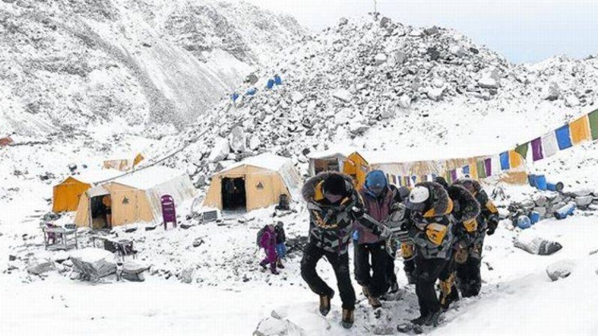 Equipos de rescate buscando entre los escombros cerca de Katmandú, ayer.-Foto: AFP