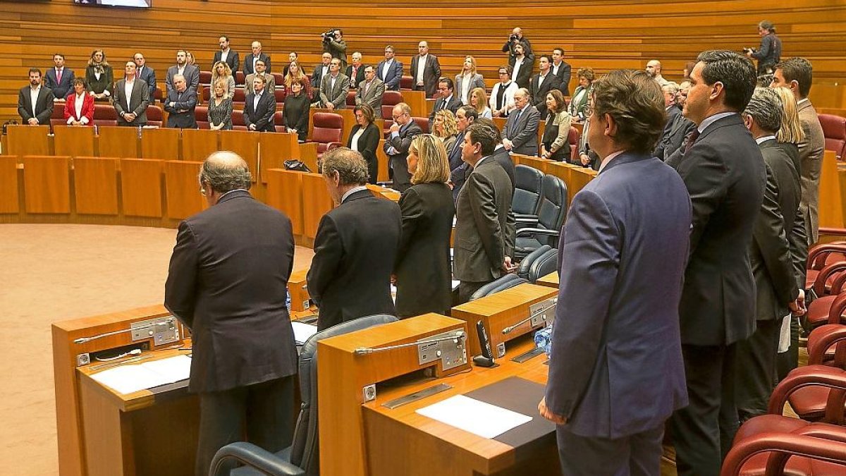 Los procuradores, durante el minuto de silencio por Rodríguez Bolaños y Galán.-ICAL
