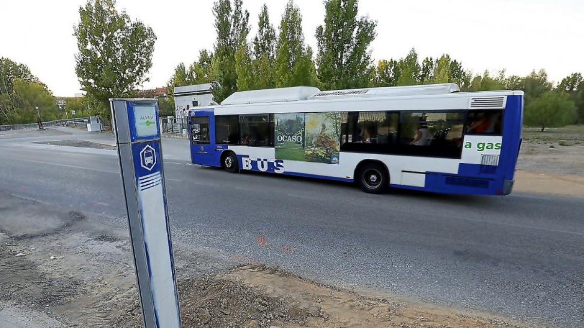 Autobús con publicidad en uno de sus laterales.-ICAL