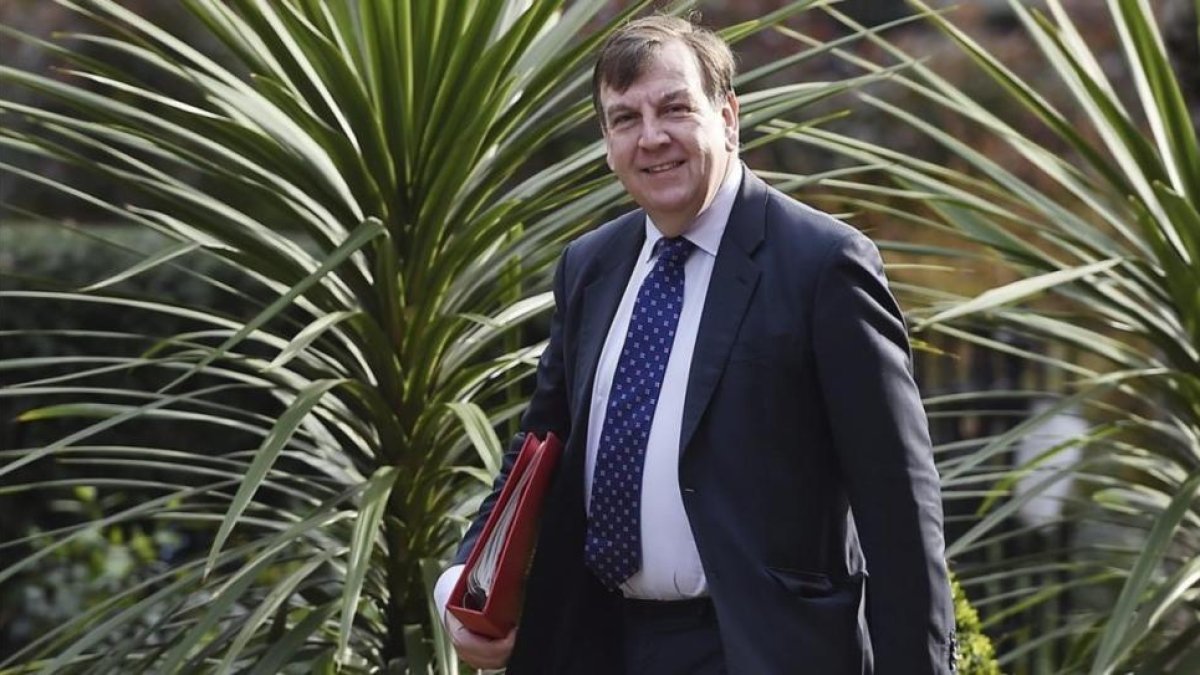 Whittingdale abandona el número 10 de Downing Street, en Londres, tras el Consejo de Ministros, el 12 de abril.-EFE / ANDY RAIN