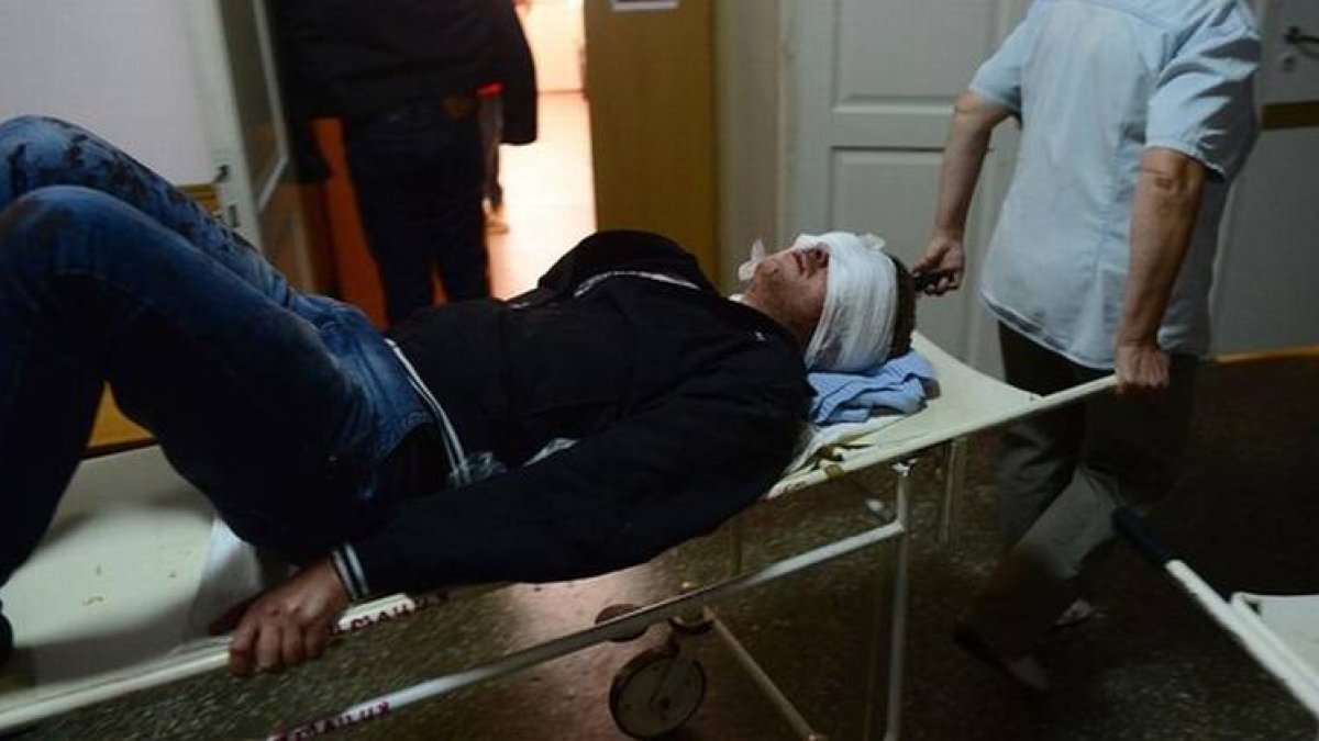Uno de los heridos en los bombardeos de este miércoles en Donetsk llega al hospital.-Foto: AFP / JOHN MACDOUGALL