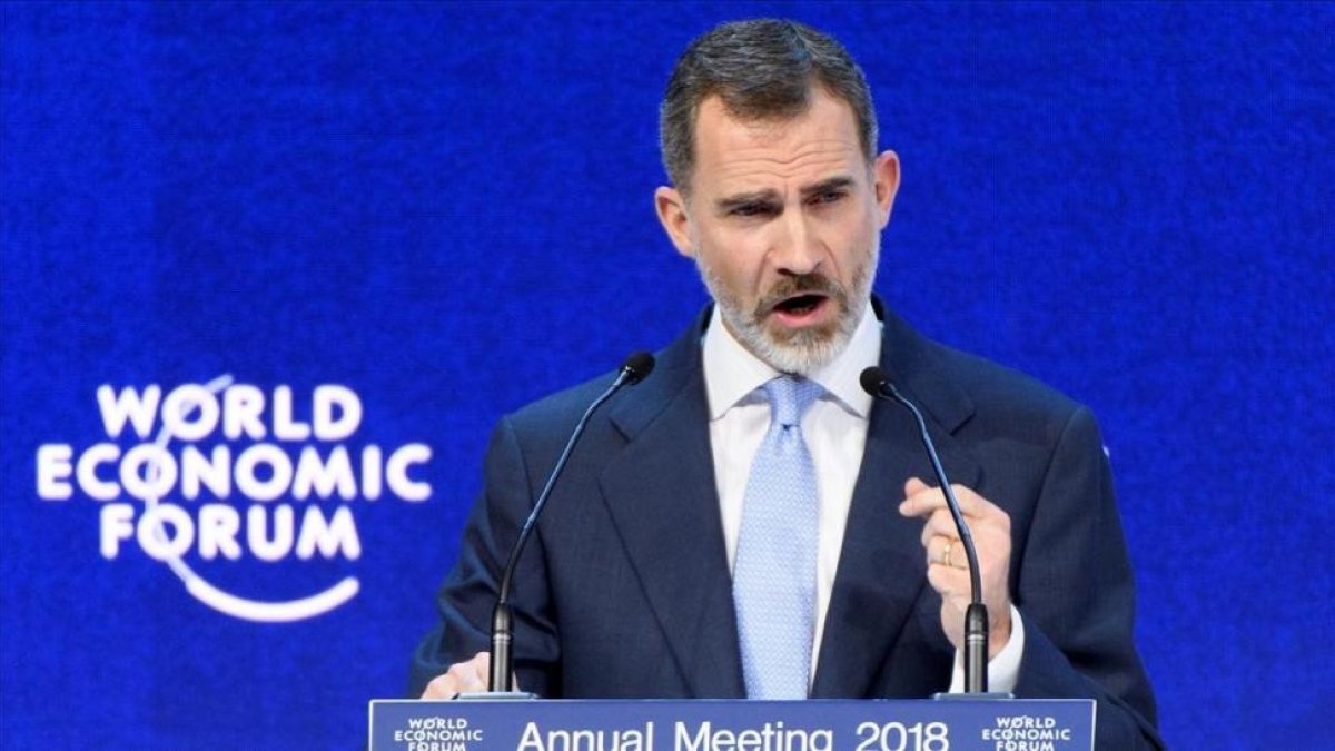 El rey Felipe VI participa en un panel de la 48 edición del Foro de Davos.-/ LAURENT GILLIERON (EFE)