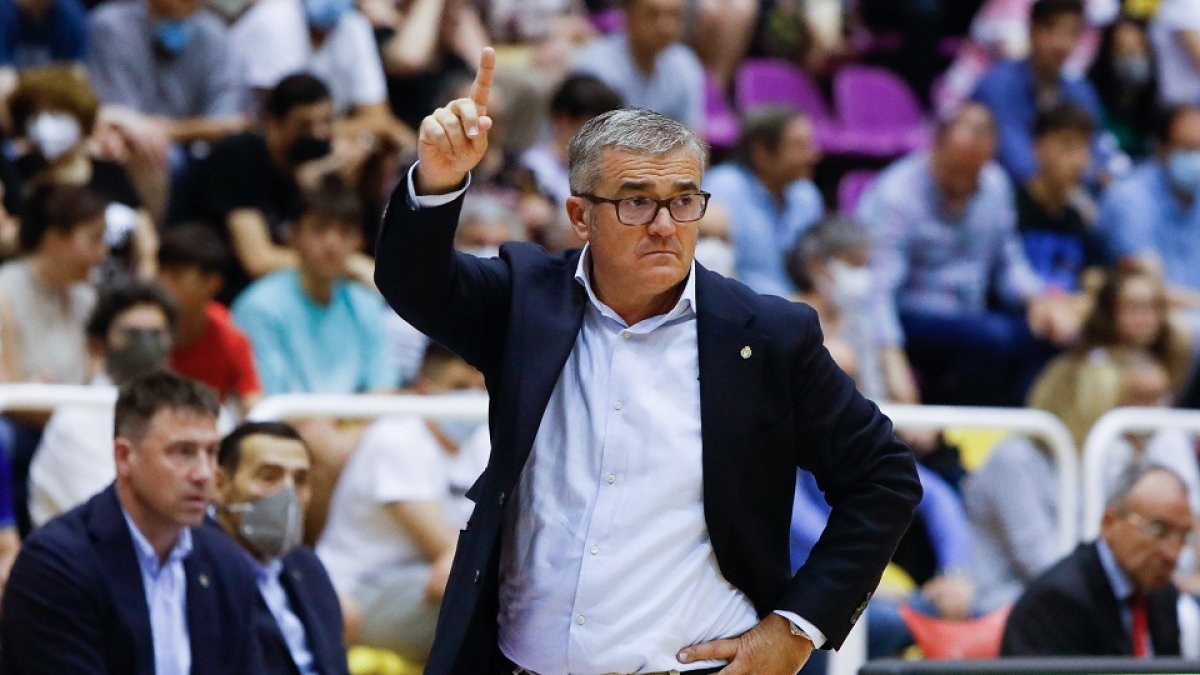 Paco García parece enseñar el camino del playoff a sus jugadores. / J. M. LOSTAU