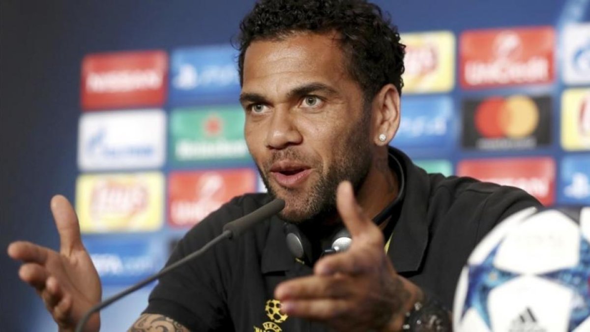 Dani Alves, en la rueda de prensa previa a la final de Cardiff.-AP
