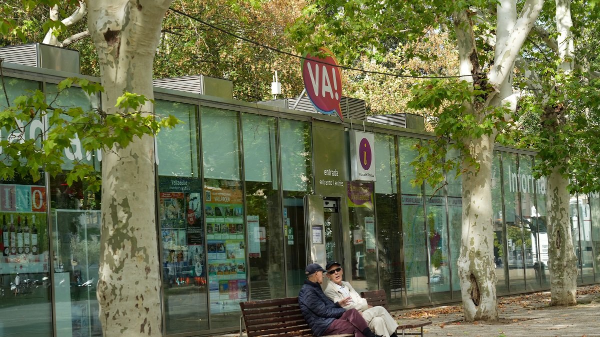 Oficina de turismo en la calle Acera de Recoletos. J.M. LOSTAU