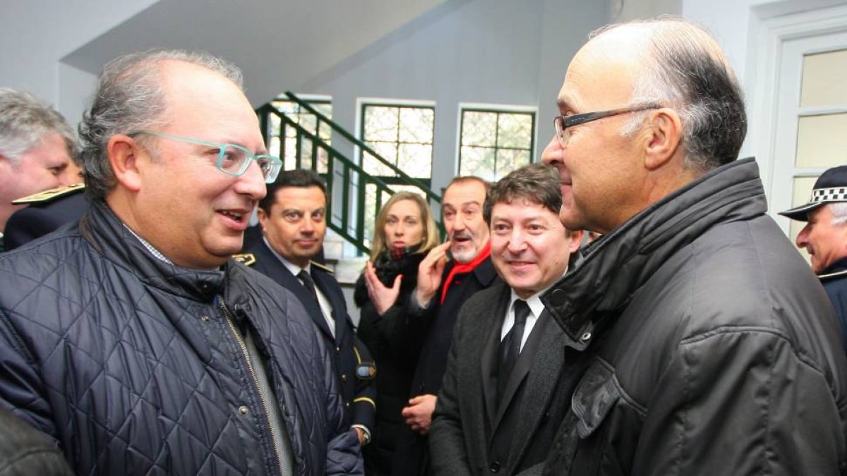 El delegado del Gobierno en Castilla y León, Ramiro Ruíz Medrano (D), junto al alcalde de Ponferrada, Samuel Folgueral (2D), saluda al presidente provincial dePP en León, Eduardo Fernández (I)-Ical