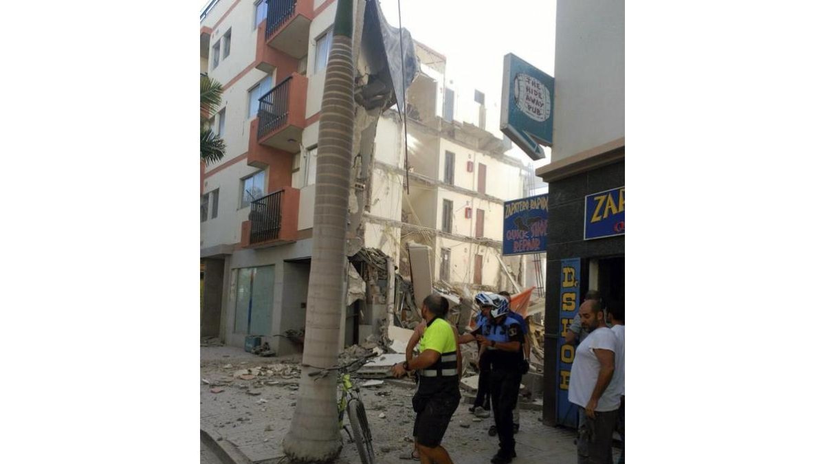 Derrumbe de un edificio en Los Cristianos, Tenerife.-EFE / NICOLÁS DORTA