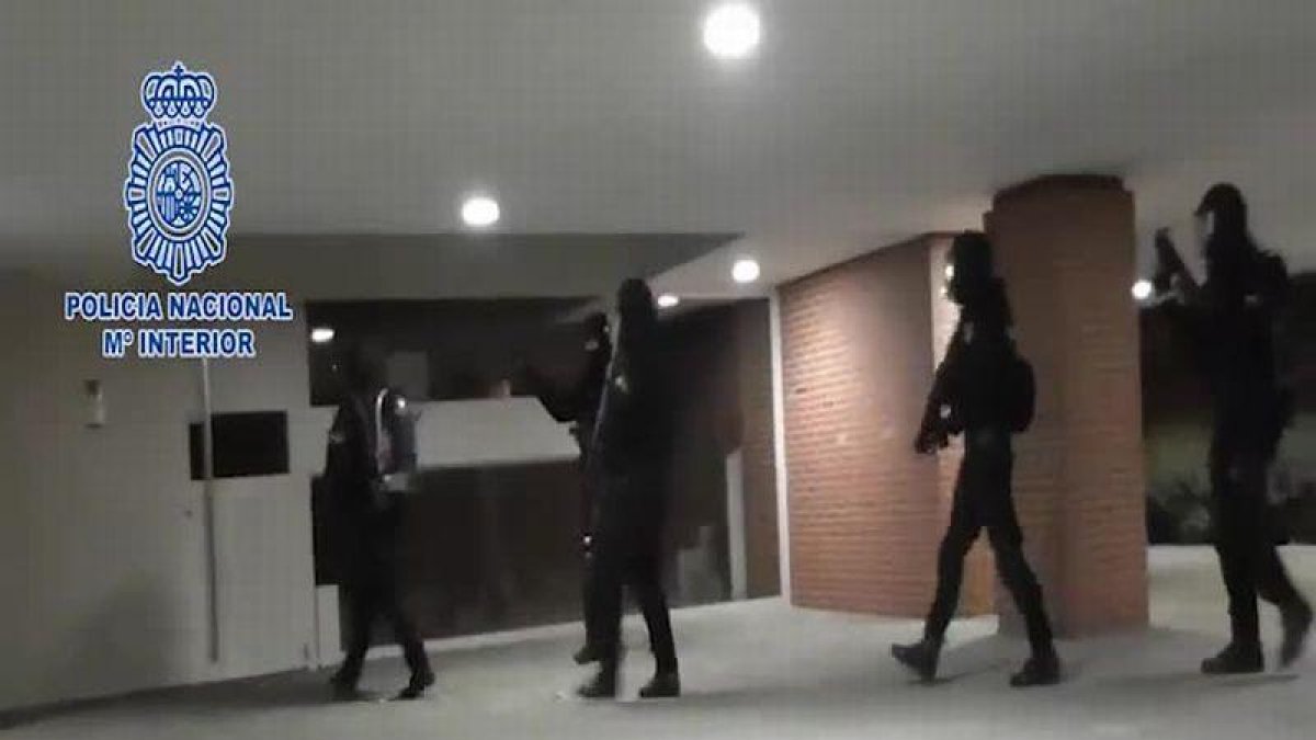 Vídeo facilitado por el Ministerio del Interior sobre la detención de un presunto yihadista en Mahadahonda.-EL PERIÓDICO