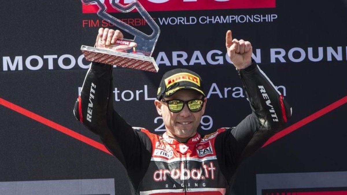 Álvaro Bautista celebra su tercera victoria consecutiva en el circuito de Motorland (Aragón).-ARUBA.IT / MATTE CAVADINI