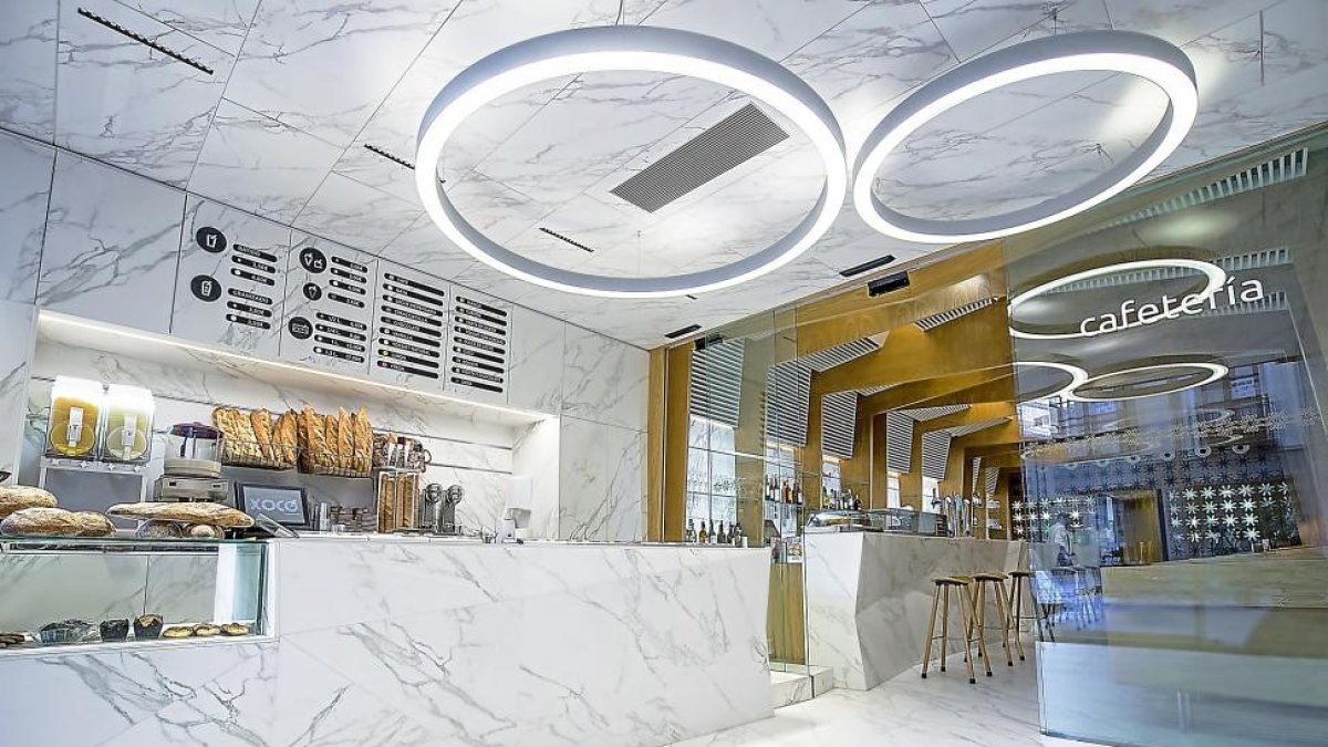 Interior de la cafetería, diseñada por los arquitectos premiados .-ICAL