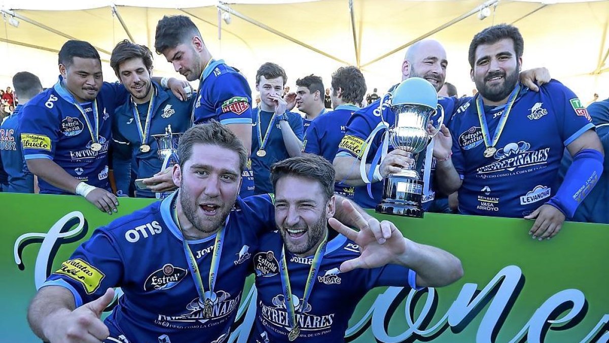 Los jugadores del VRAC Quesos Entrepinares celebran su último título conseguido, la Liga 2018-2019.-J. M. LOSTAU