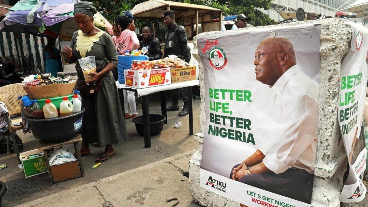 Póster electoral de Atiku Abubakar, líder del Partido Popular Democrático, en Lagos, Nigeria.-REUTERS