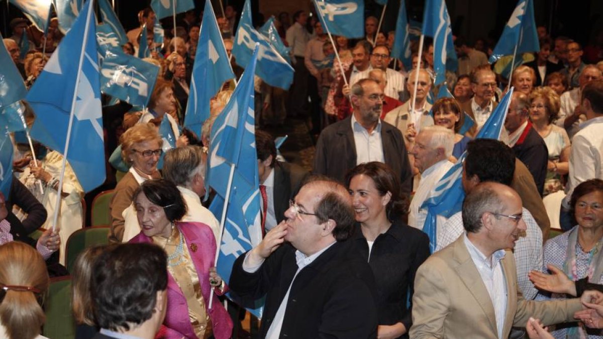 El candidato del PP a la presidencia, Juan Vicente Herrera, en el teatro Liceo de Salamanca, donde ofrecerá un mitin.-ICAL
